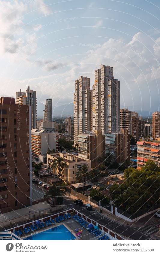 Stadt Straße gegen bewölkten Himmel Gebäude Appartement Großstadt wolkig Blauer Himmel modern tagsüber urban Gegend Struktur Revier Stadtbild Konstruktion