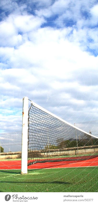 ins netz gehen Tennis grün rot Stab Spielen Wolken Netz blau alt Himmel match