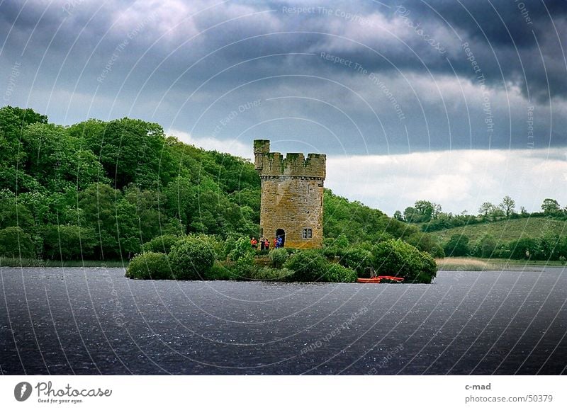 Turm bei Crom Castle Nordirland Bauwerk See Wolken Wald grün grau Sommer Fluss Wasser Baustelle crom Upper Lough Erne Gewitter Farbe Landschaft blau