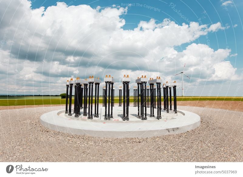 Baustelle. Fundament von Windkraftanlagen mit Beton und Stahl. Windkraftanlagen bauen. Metallarbeiten im Fundament einer Windturbine Windrad Agrar Alternative