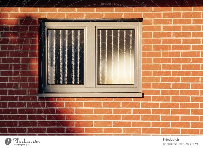 Backsteinfassade mit Fenster und Schattenwurf Mauer Wand Detailaufnahme Nahaufnahme Fassade nahaufname Architektur Haus Gebäude Bauwerk Farbfoto Stein rot Stadt