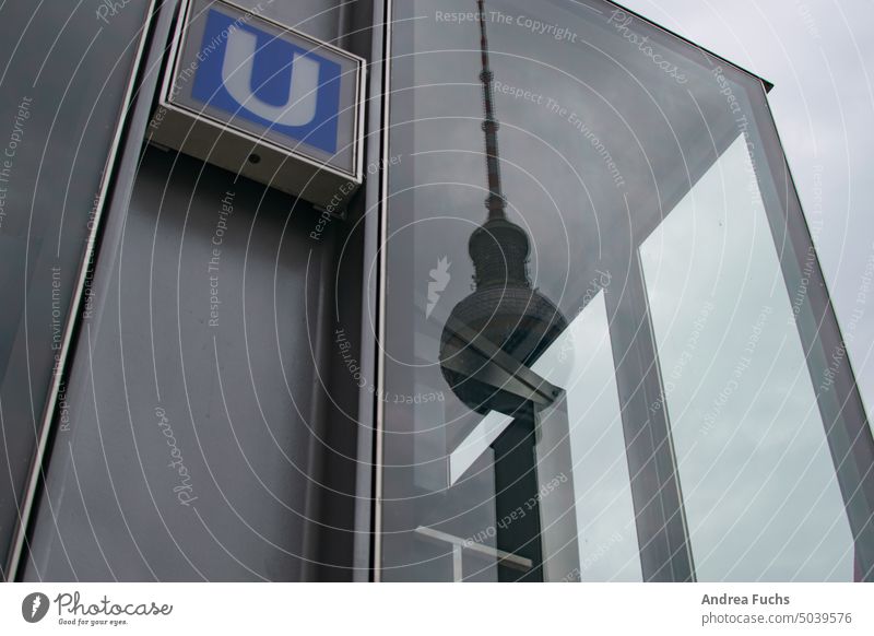 Spiegelbild Berliner Fernsehturm bei U-Bahn Station Alexanderplatz Funkturm Spiegelung U-Bahnstation Wahrzeichen Stadt Großstadt Fernsehturm Berlin