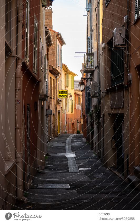 schmale Gasse zur Pizzeria in einer südeuropäischen Altstadt pizzeria Schatten Süden Einsamkeit verlassen ruhig eng alt Fassade Wand historisch Menschenleer