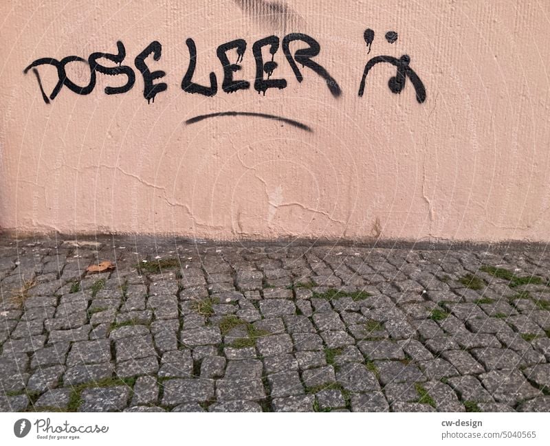 DOSE LEER Dose leer Leerstand Leerraum Leere leerstehend leerer Bildschirm Kopfsteinplaster Fassade Graffiti streetart street-art Wand Mauer Wandmalereien Kunst