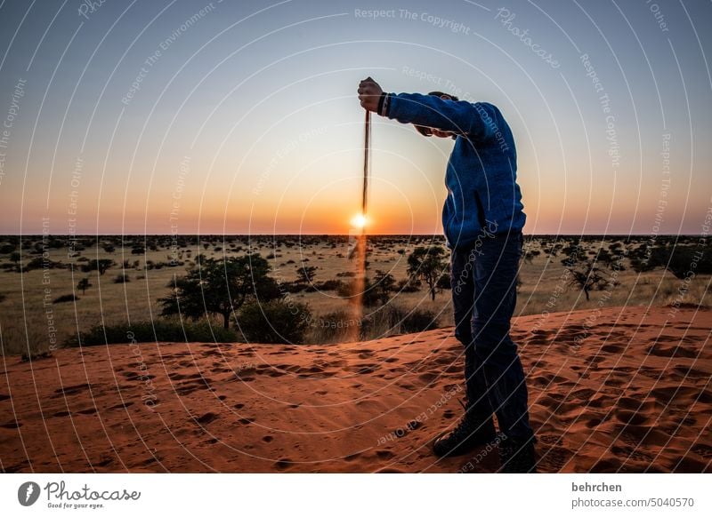 leise rieselt der schnee…ähm sand… Spuren Freude Spielen glücklich fröhlich ausgeglichen Kindheit Junge Kalahari Himmel weite Sonnenlicht wunderschön Dämmerung