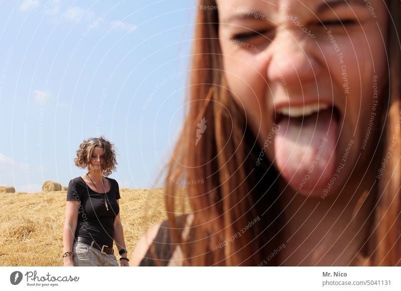 freundschaft I was sich liebt, das neckt sich Freundschaft necken Zunge rausstrecken witzig Grimasse frech Gesichtsausdruck Quatsch sauer böse Bäh Verschmitzt