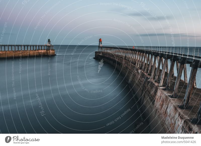 Zwei Leuchttürme weisen den Weg zum Hafen von Whitby in England Vereinigtes Königreich UK Pier Leuchtturm Seefahrt Meer Wasser Hafeneinfahrt Geschichte