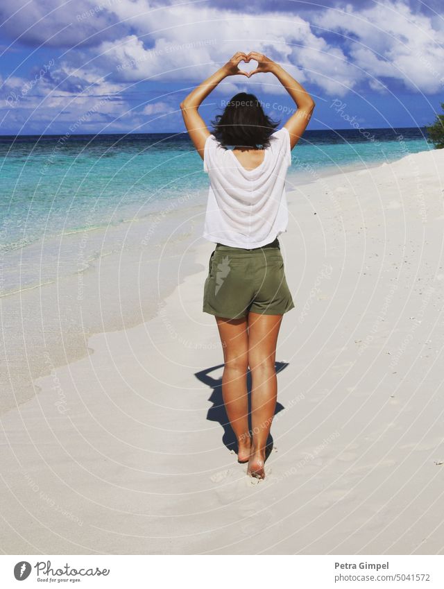 Frau am Strand mit Herzsymbol Meer Wolken türkis Wasser Sand Strandspaziergang Sandstrand Sommer Urlaub Ferien & Urlaub & Reisen Sommerurlaub Himmel Landschaft