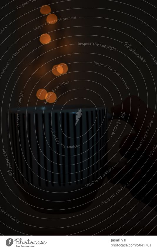 Tasse mit Lichtpunkten im Hintergrund Bokeh Unschärfe Lichter abstrakt unscharf Kreise Dunkelheit Dämmerlicht gemütlich magisch Kaffeetrinken Teetrinken Magie