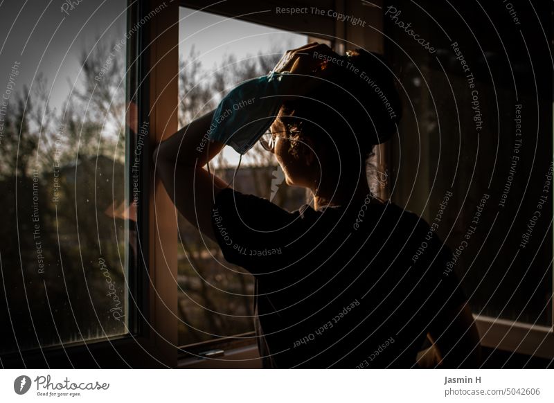 Ich schaue aus dem Fenster Selfie Frau Fotografie Rückansicht Erwachsene Porträt Innenaufnahme Farbfoto blick nach draussen Fensterblick feminin Blick nach vorn