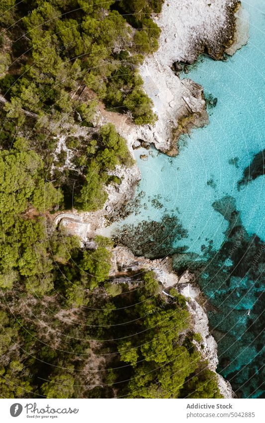 Raue Felsen im blauen Meer Natur Hochland Landschaft Meereslandschaft Blauer Himmel Geologie Cala Mitjana Insel Menorca MEER majestätisch Formation rau hoch