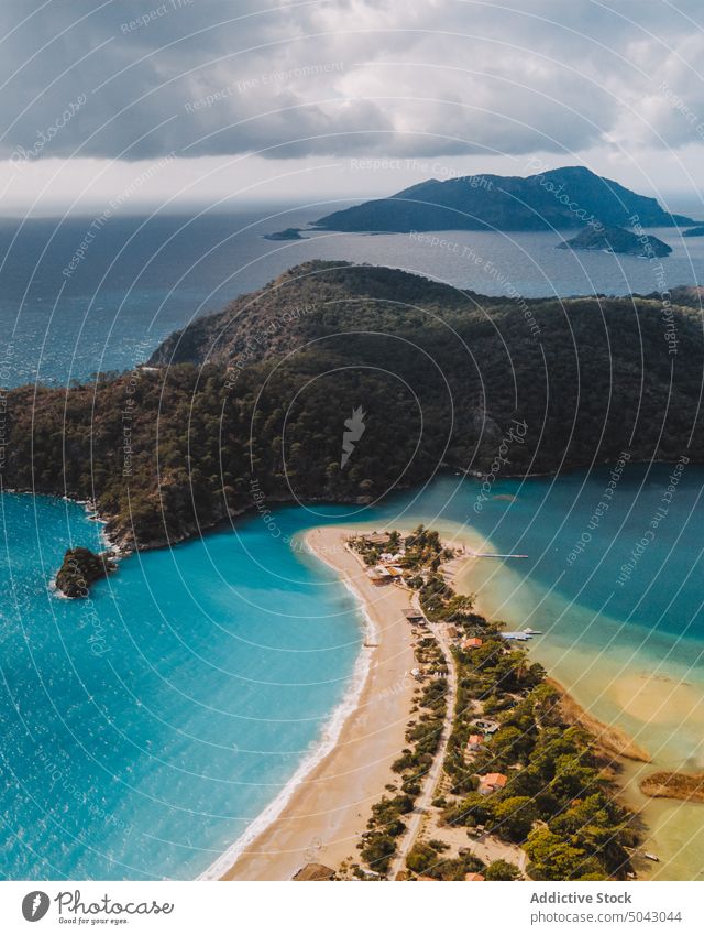 Strand und Insel im Meer MEER Ufer Wasser Himmel wolkig Resort Sommer Hügel oludeniz Truthahn Landschaft bedeckt Küste atemberaubend Berge u. Gebirge Saison