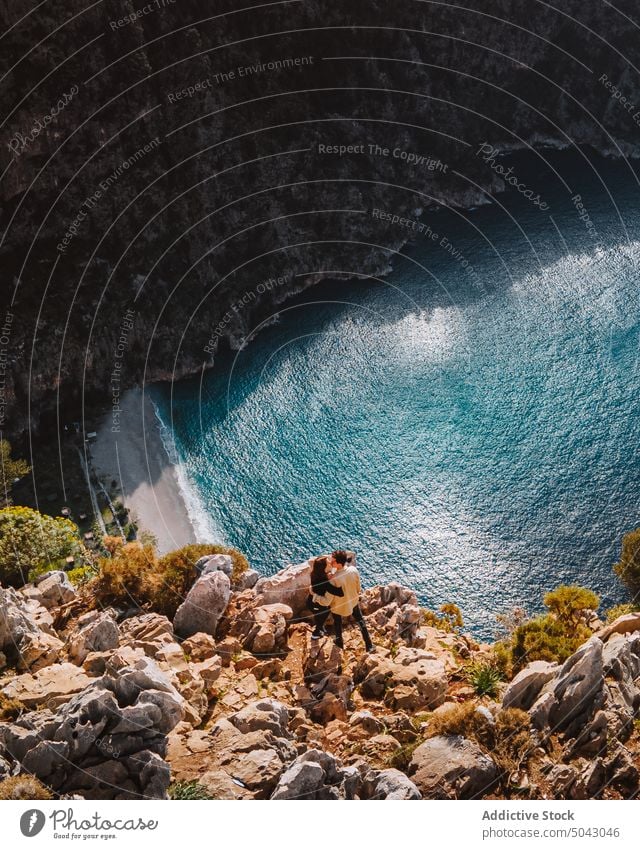 Paar auf Klippe am Meer Kuss MEER Umarmung Termin & Datum Felsen Zusammensein Reisender Stein Truthahn Sommer Liebe Freundin Partnerschaft romantisch Natur