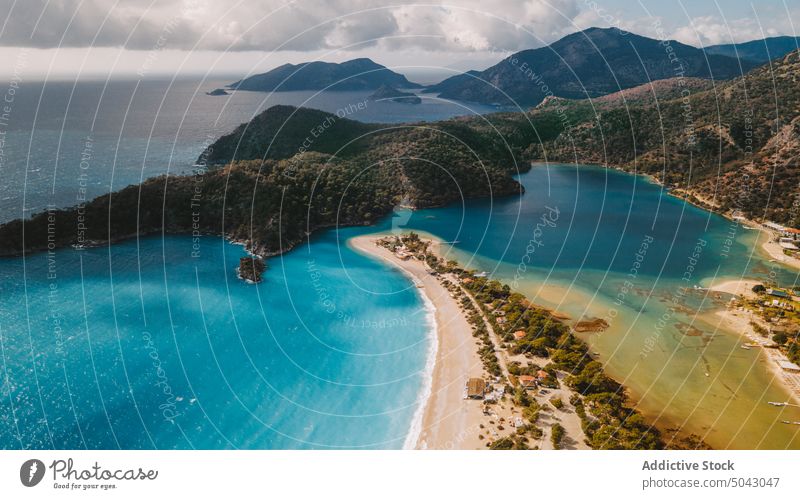 Strand und Insel im Meer MEER Ufer Wasser Himmel wolkig Resort Sommer Hügel oludeniz Truthahn Landschaft bedeckt Küste atemberaubend Berge u. Gebirge Saison