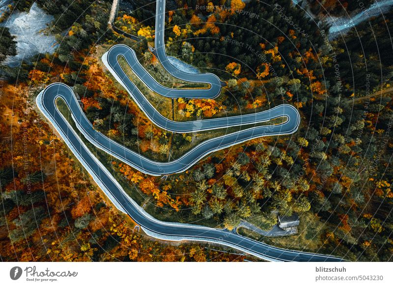 Versamerstrasse in Surselva nähe Rheinschlucht im Kanton Graubünden, Schweiz Luftaufnahme Aerial view aerialfoto Drohnenansicht Drohnenfoto Landschaft