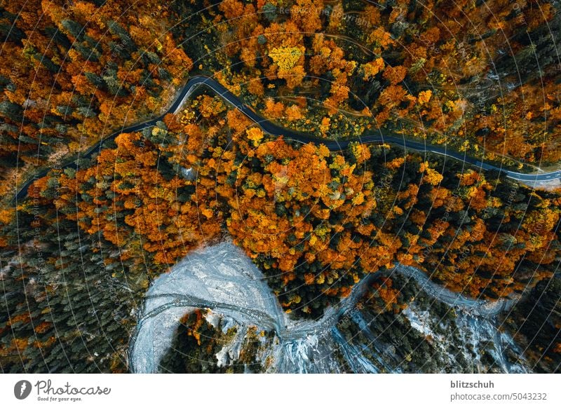 Versamerstrasse in Surselva nähe Rheinschlucht im Kanton Graubünden, Schweiz Luftaufnahme Aerial view aerialfoto Drohnenansicht Drohnenfoto Landschaft