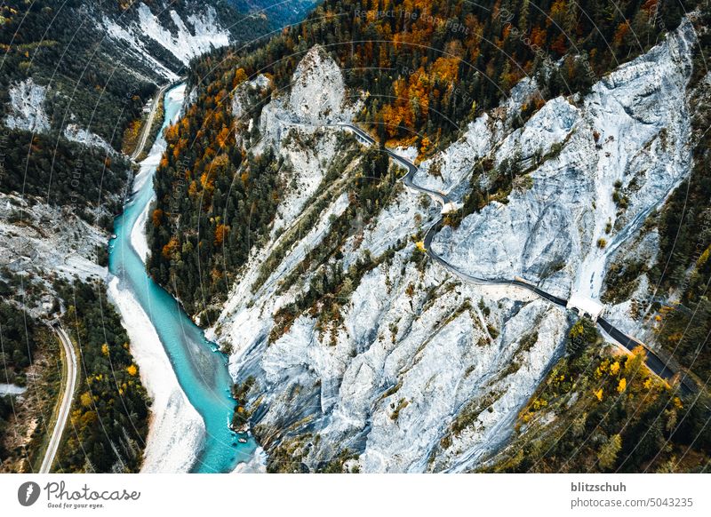 Versamerstrasse mit Rheinschlucht in Graubünden, Schweiz Fluss Natur Wasser Landschaft Wald Felsen Berge u. Gebirge Schlucht Grison Suisa Suisse Switzerland