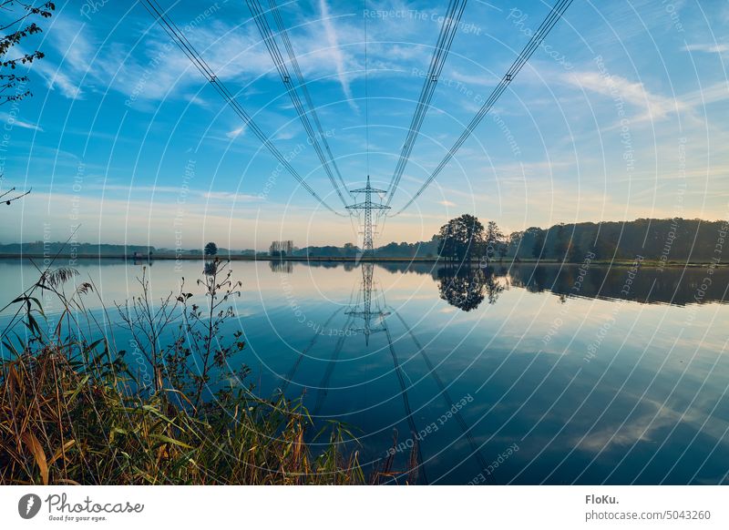 Strommast über See Spiegelung Stromtrasse Elektrizität Energiewirtschaft Hochspannungsleitung Himmel Technik & Technologie Stromtransport Überlandleitung