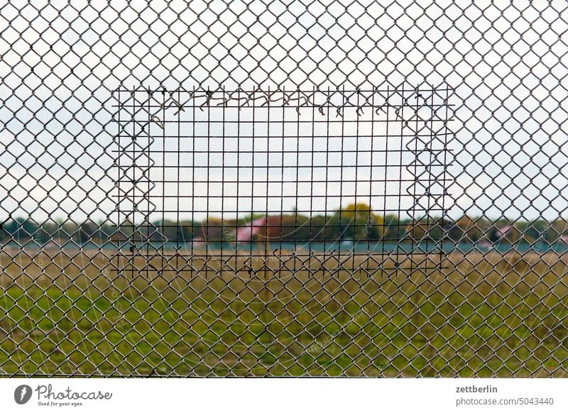 Geflickter Zaun um den Flughafen Tegel berlin ferne flugbahn flughafen flugplatz frühling himmel horizont menschenleer rollbahn skyline sommer textfreiraum