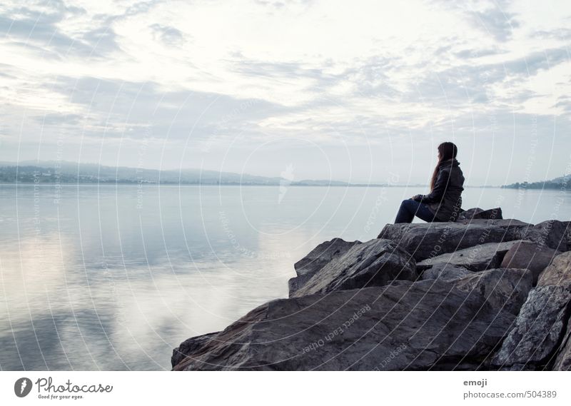 grau in grau 1 Mensch Umwelt Natur Landschaft Wasser Himmel Wolken Herbst schlechtes Wetter Seeufer trist sitzen Traurigkeit Stein Farbfoto Gedeckte Farben