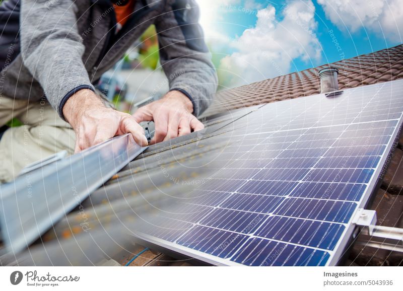 Balkonkraftwerk. Dachdecker, Arbeiter auf dem Dach. Dacharbeiten. Solarzelleninstallation. Vorbereitung der Installation von Solarmodulen. Anbringen von Schienen auf dem Dach