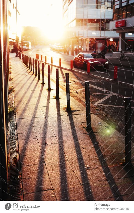 Geschwindigkeit Auto Sonnenschein Schatten Straße Stadt urban Saarbrücken verrotten warme farben Sonnenstrahlen Poller Street Streifen Linien Sonnenlicht linien