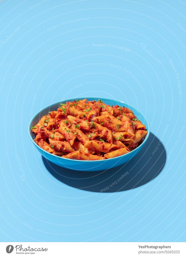 Penne Nudelschale isoliert auf blauem Hintergrund oben Arrabbiata Schalen & Schüsseln hell Kohlenhydrate Peperoni klassisch Farbe gekocht Textfreiraum kreativ