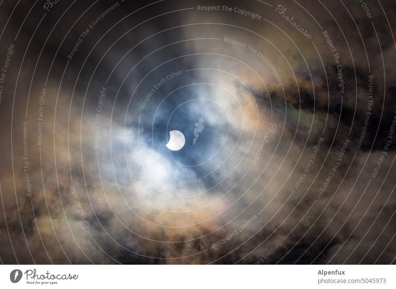 angebissene Sonne Sonnenfinsternis Außenaufnahme Farbfoto Sonnenlicht Gegenlicht Teilfinsternis Naturschauspiel Lichterscheinung Himmel Sonnenstrahlen Wolken