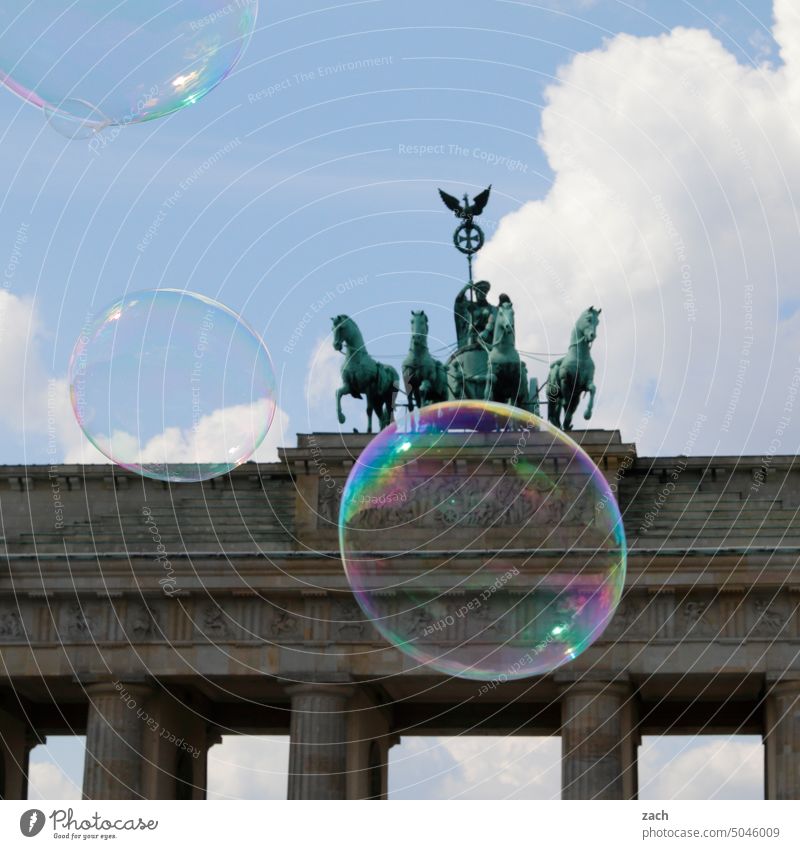 Träume und Seifenblasen Berlin Brandenburger Tor Hauptstadt Quadriga Wahrzeichen Sehenswürdigkeit Pariser Platz historisch Berlin-Mitte Architektur Stadtzentrum