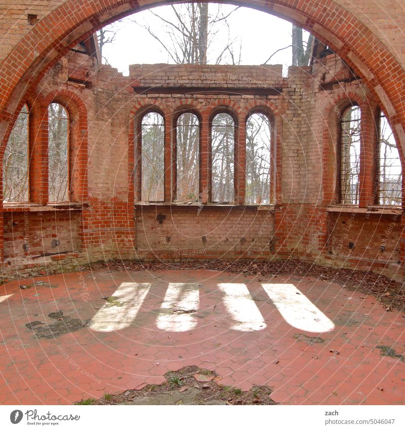 Windows Ruine Kirche Kirchenfenster Religion & Glaube Licht Menschenleer Kirchenruine Fenster historisch Sonnenlicht Lichterscheinung Backstein Tageslicht