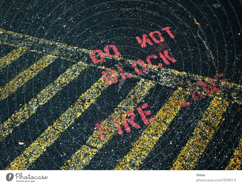 stripes 'n' types Verkehr Straße Wege & Pfade Asphalt Teer Riss Zeichen Schriftzeichen Schilder & Markierungen Hinweisschild Warnschild Verkehrszeichen dunkel