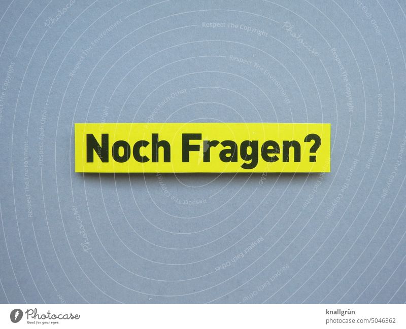 Noch Fragen? Erwartung Fragezeichen Irritation ratlos unsicher Antwort Wissen Schriftzeichen Rätsel Sorge Neugier Menschenleer Hintergrund neutral