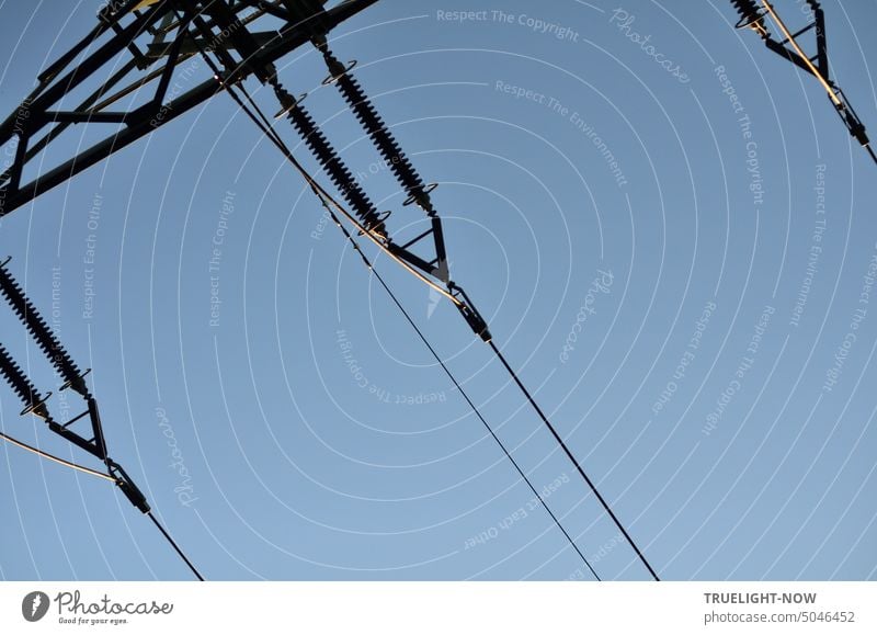 Drei Hochspannungsleitungen, die mit Isolatoren an einem Freileitungsmast ankommen Strommast Hochspannungsmast Energie Überlandleitung Leitung Elektrizität