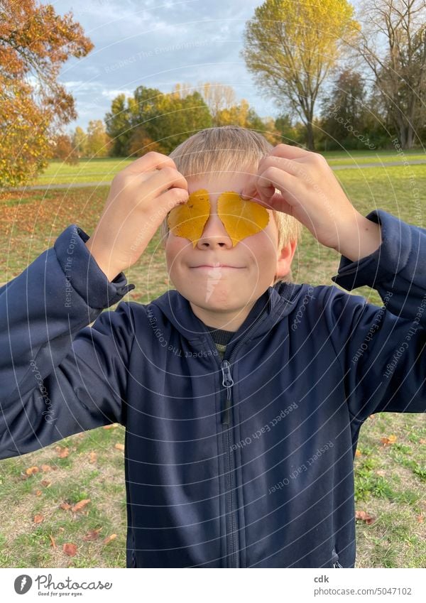 Kindheit | „Mein Herzblatt“ steht mitten im goldenen Oktober im Park und macht Herzaugen. 😍 Junge Augen Herbstblätter in Herzform Herzen Emoji Emoticon Smiley