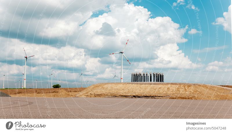 Baustelle. Fundament von Windkraftanlagen mit Beton und Stahl. Windkraftanlagen bauen. Metallarbeiten im Fundament einer Windturbine Windrad Agrar Alternative