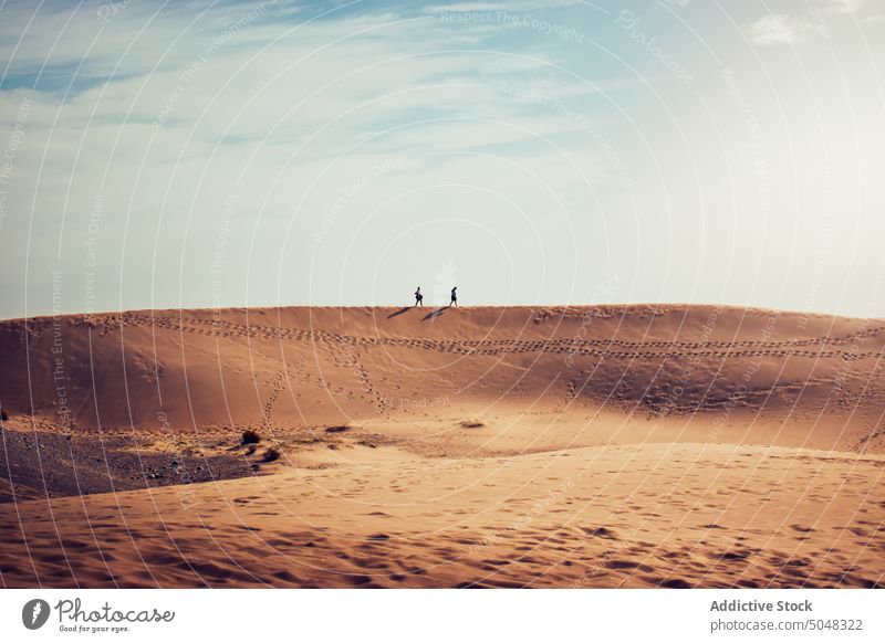 Spaziergänger auf einer Sanddüne Menschen Spaziergang Düne wolkig Himmel Reisender Meeresufer Strand Urlaub Maspalomas Gran Canaria Kanarische Inseln Spanien