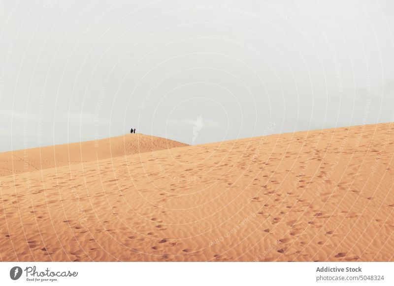 Spaziergänger auf einer Sanddüne Menschen Spaziergang Düne wolkig Himmel Reisender Meeresufer Strand Urlaub Maspalomas Gran Canaria Kanarische Inseln Spanien