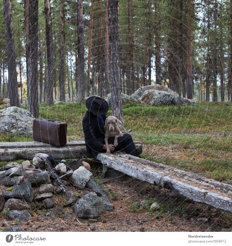 Landstreicher Wohlgefühl Zufriedenheit Sinnesorgane Erholung Mensch Mann Erwachsene Wald Wege & Pfade Anzug Hut Tier Hund Kommunizieren Vertrauen Sicherheit