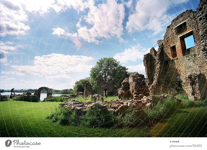 Crom Castle am Lough Erne Nordirland Ruine Bauwerk See Wolken Park grün grau Sommer Fluss Wasser Turm castle Baustelle crom Upper Lough Erne Gewitter Farbe