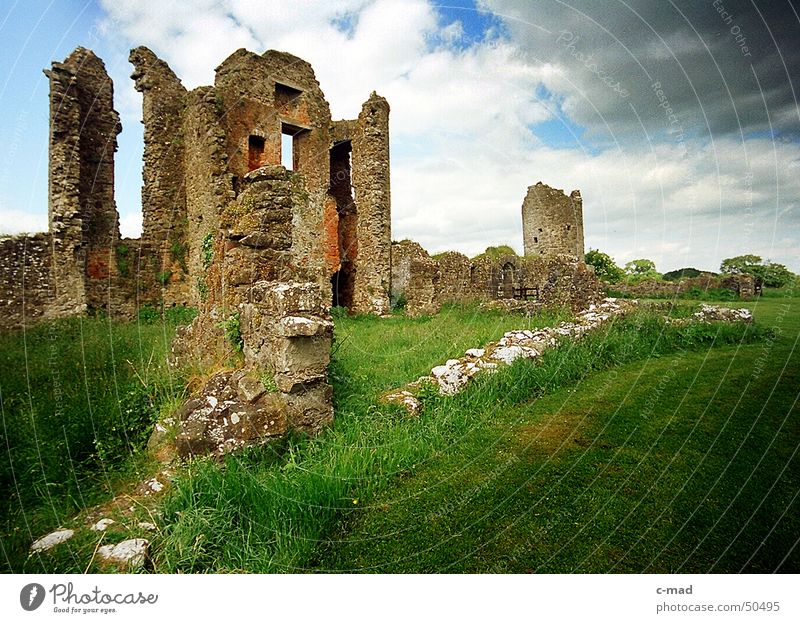 Crom Castle am Lough Erne Nordirland Bauwerk Wolken Park grün grau Sommer Fluss Wasser Turm Baustelle crom Upper Lough Erne Gewitter Farbe Landschaft blau