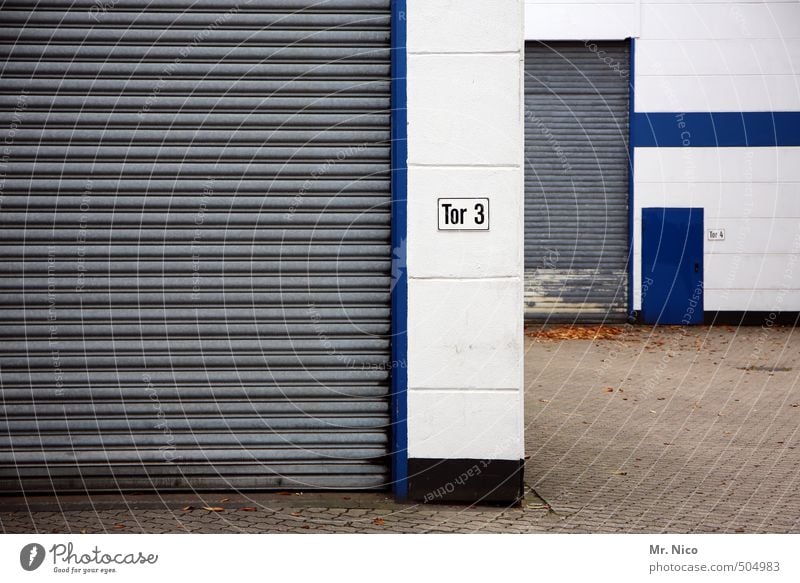 Laden dicht ! Industrieanlage Fabrik Tor Gebäude Mauer Wand Fassade Tür blau grau Rolltor geschlossen Hinterhof Warenannahme Warenlager Lagerhalle Handel