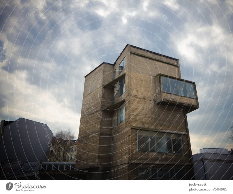 Turm aus Beton (erbaut 1958/59) Architektur Himmel Wolken Bürogebäude Gewerbebau Fassade Fenster Erker Erkerfenster retro Stimmung innovativ Dämmerung