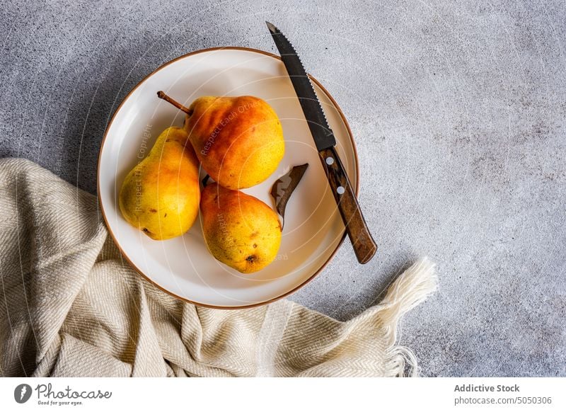 Schale mit Bio-Birnen Herbst Schalen & Schüsseln Keramik Beton Essen zubereiten Ernte Dessert essen fallen Lebensmittel Frucht Gesundheit Messer Mahlzeit