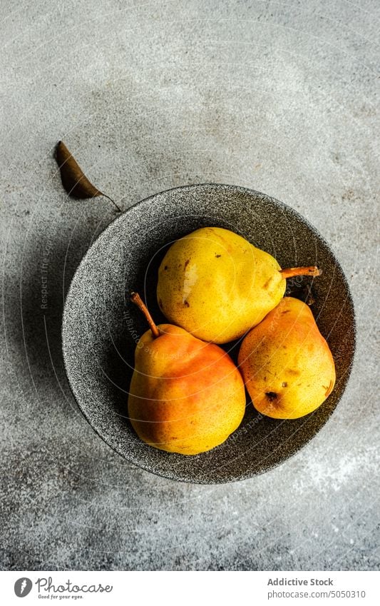 Schale mit Bio-Birnen Herbst Schalen & Schüsseln Keramik Ernte dunkel Dessert essen Essen fallen Lebensmittel Frucht grau Gesundheit Mahlzeit minimalistisch