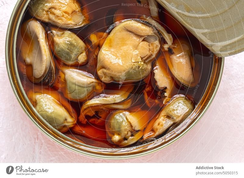 Muscheln in einer offenen Dose mit Sauce Bestandteil Essig Verpackung Saucen Amuse-Gueule Container bewahren Omega3 bearbeitet Aluminium Tapa Dose öffnen