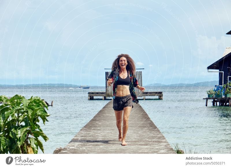 Frau am Kai des Meeres MEER Pier Freiheit Promenade sorgenfrei Urlaub Spaziergang Wasser reisen Natur Sommer Hafengebiet Strandpromenade Feiertag Küste Seeküste