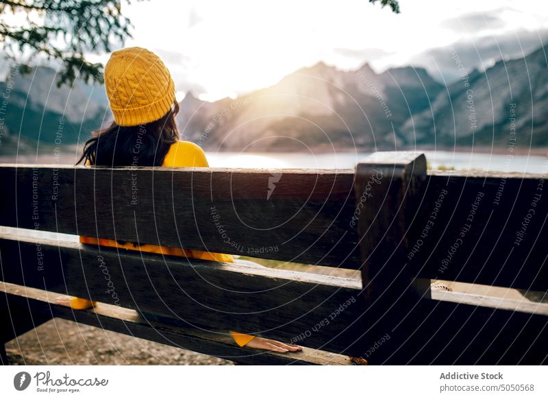 Frau sitzt auf einer Bank in der Nähe eines Bergsees genießen bewundern Berge u. Gebirge See Tal Natur Hochland Ansicht Windstille Gelassenheit ruhig