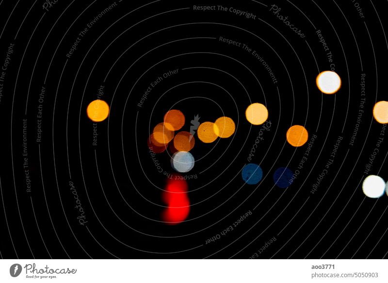 Defokus Unschärfe Licht Nacht Bokeh abstrakt auf Hintergrund. glühend glänzend defokussiert beleuchtet Einfluss Glamour Glitter gold horizontal keine Menschen