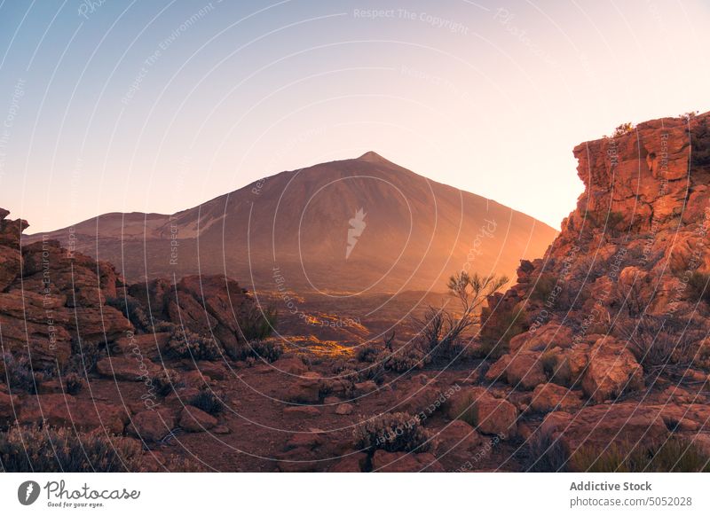 Beeindruckende Vulkanlandschaft mit unwegsamem felsigem Gelände bei Sonnenuntergang vulkanisch Berge u. Gebirge Landschaft Natur Hochland Tal Formation Ambitus