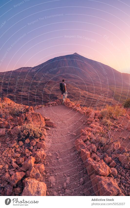 Unbekannter Reisender auf einem Vulkan auf Teneriffa Landschaft Berge u. Gebirge Spanien Kanarische Inseln felsig Tourist Silhouette Kontrast Saum Felsen Natur